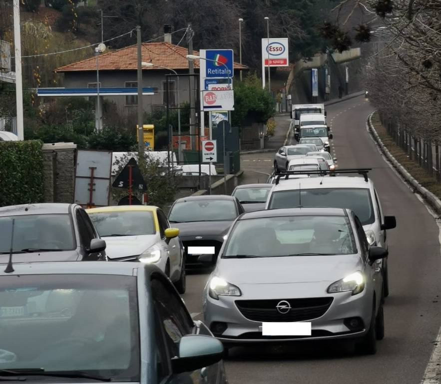 Tornano le code in via Gasparotto