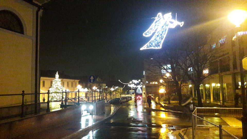 Tra alberi, luci e colori si accende il Natale di Gerenzano