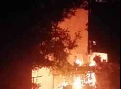 Uboldo: completamente distrutto dalle fiamme un deposito agricolo. Intervengono otto mezzi dei Vigili del Fuoco