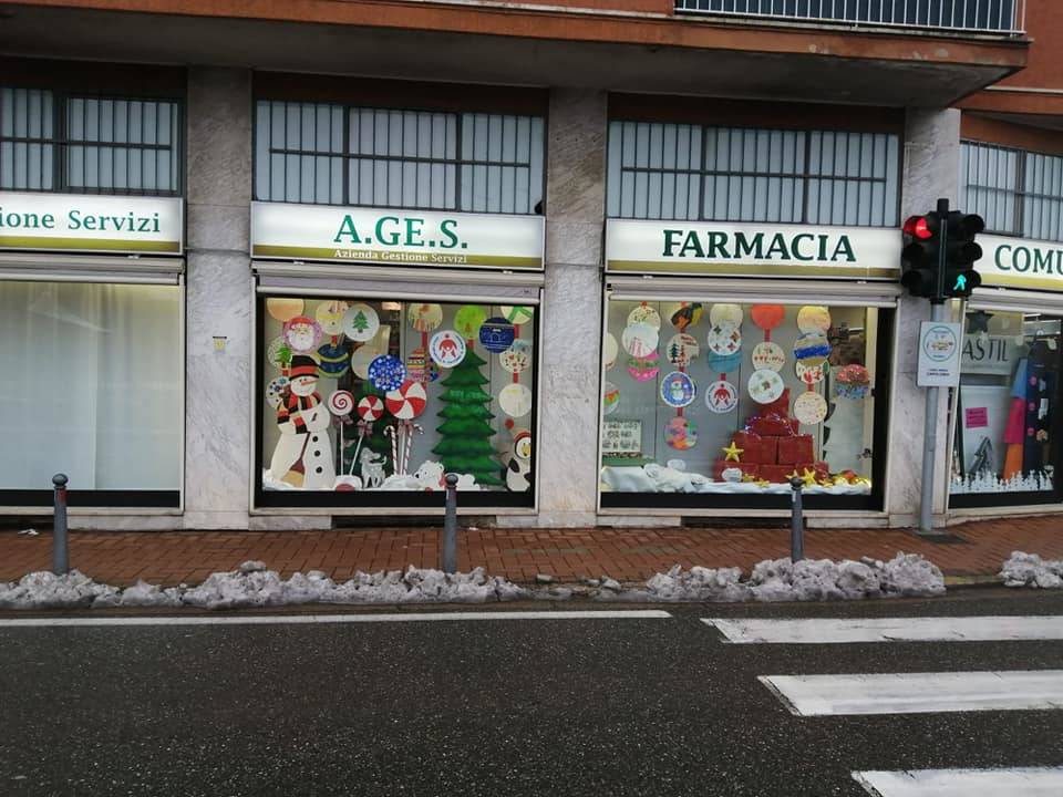 Uboldo, l'asilo Colombo-Morandi tinge di colore la vetrina della farmacia comunale 