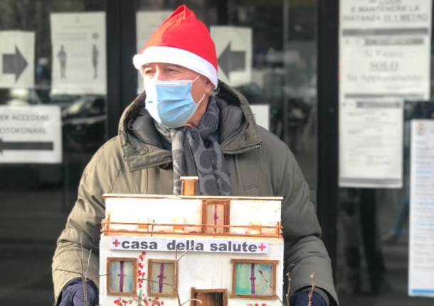 Un regalo al sindaco di Saronno dalla delegazione cittadina de "La Società della Cura"