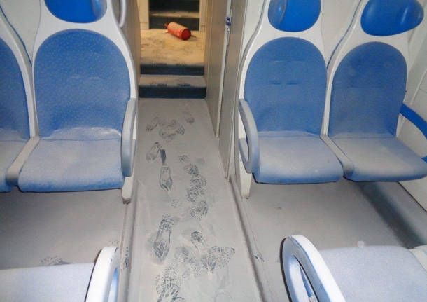 Vandalismo con estintori su Trenord