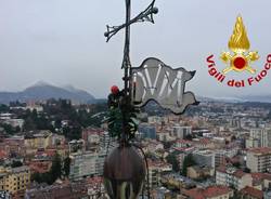 Varese - I Vigili del fuoco posano la corona per la festa dell'Immacolata