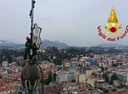 Varese - I Vigili del fuoco posano la corona per la festa dell'Immacolata