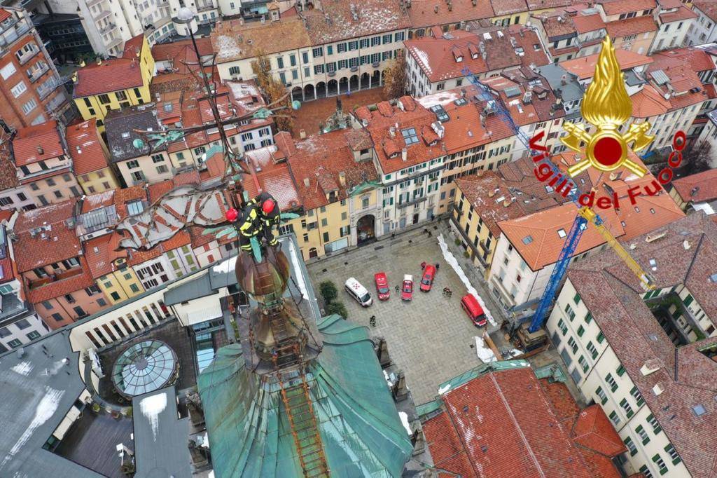 Varese - I Vigili del fuoco posano la corona per la festa dell'Immacolata