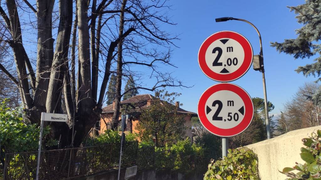 Camper incastrato via Novellina Varese