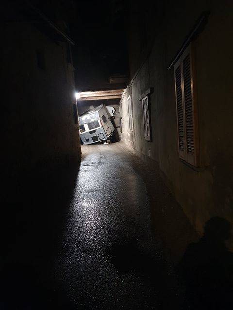 Camper incastrato via Novellina Varese