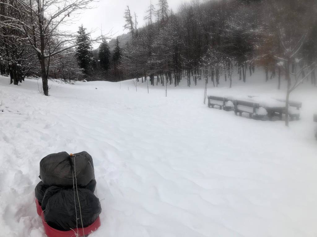 I volontari rimuovono i sacchi lasciati nel rifugio