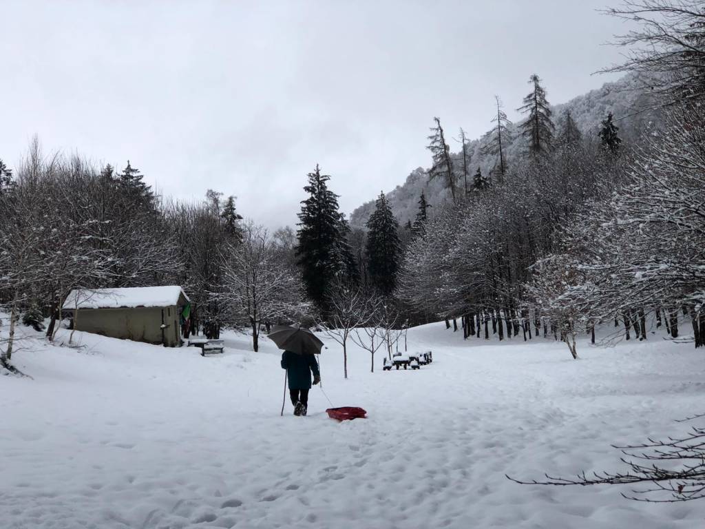 I volontari rimuovono i sacchi lasciati nel rifugio