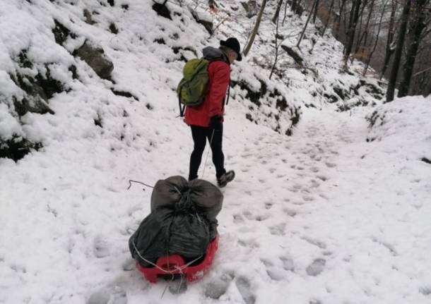 I volontari rimuovono i sacchi lasciati nel rifugio