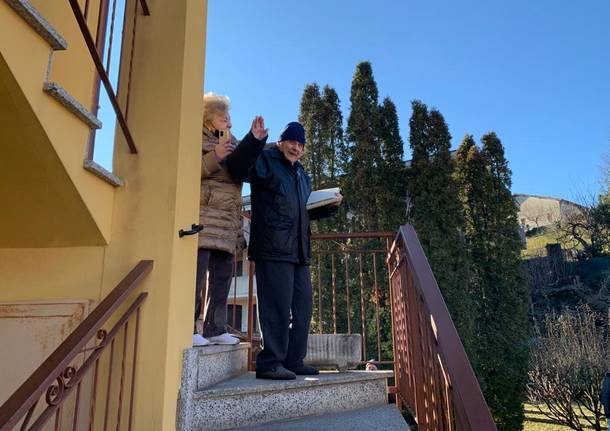 Casciago: doni, striscioni e filastrocca per i 100 anni di Franco Pedotti