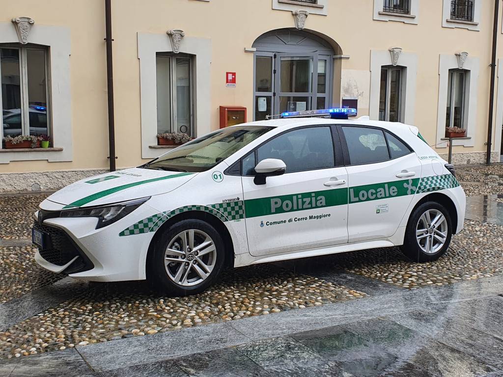 Consegna nuova auto alla Polizia Locale di Cerro Maggiore 