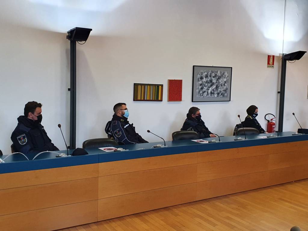 Consegna nuova auto alla Polizia Locale di Cerro Maggiore 