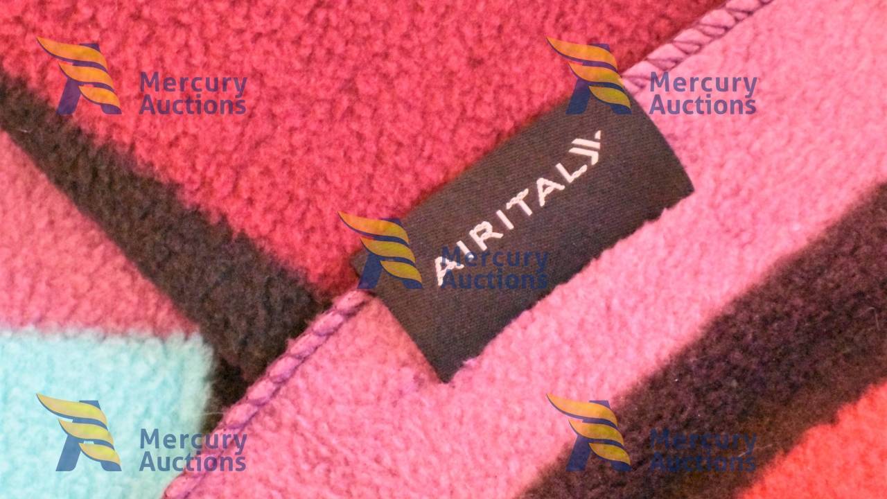 Coperte e piumoni di Air Italy vanno all'asta