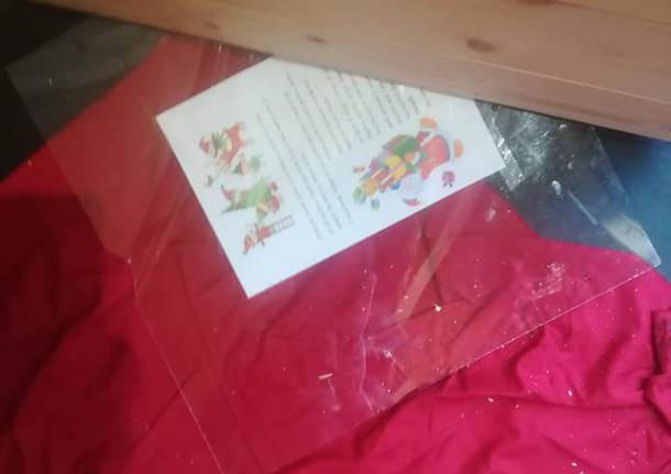 Danneggiata la casetta di Babbo Natale a Taino