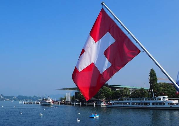 Foto Ticino con bandiera svizzera