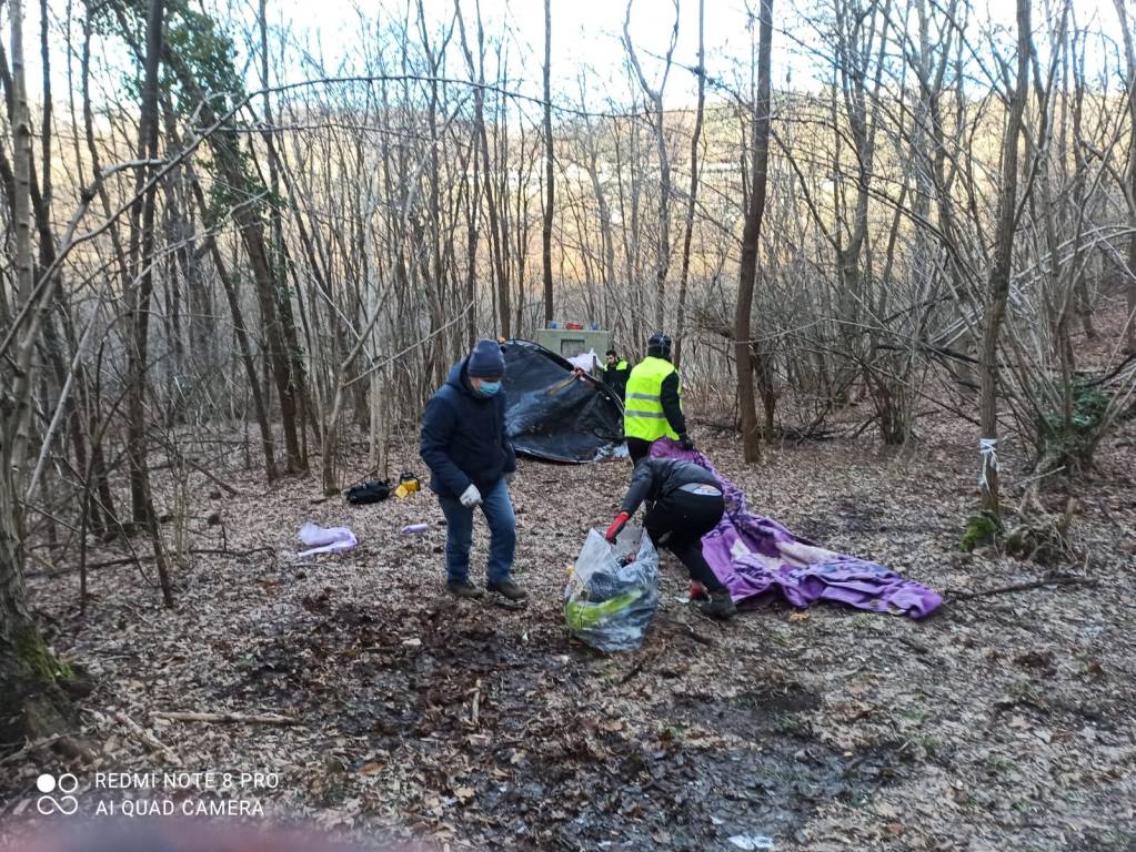 Gli enduristi ripuliscono dai rifiuti i boschi di Varese