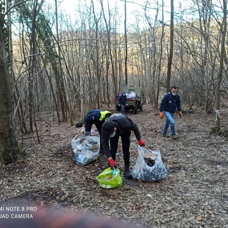 Gli enduristi ripuliscono dai rifiuti i boschi di Varese