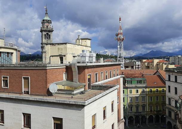 Il Bernascone, il Battistero e il traliccio telefonico nel centro di Varese