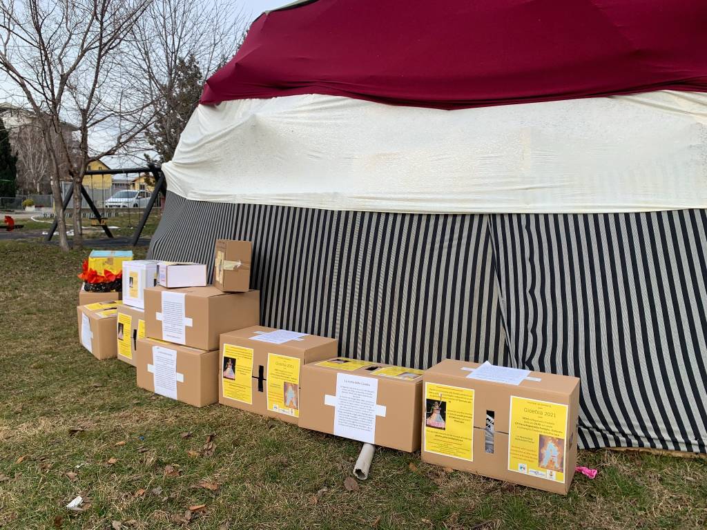 Il fantoccio della gioeubia 2021 a Gallarate e i disegni del bambini