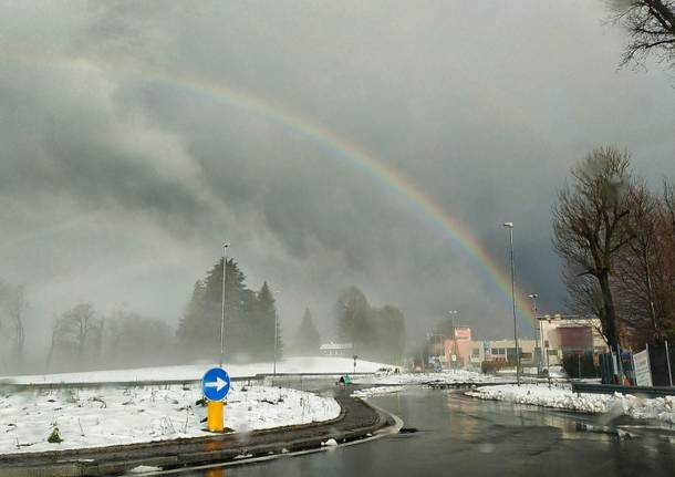 L’arcobaleno tra la neve