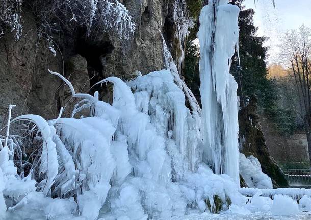 Le cascate ghiacciate alle grotte di Valganna