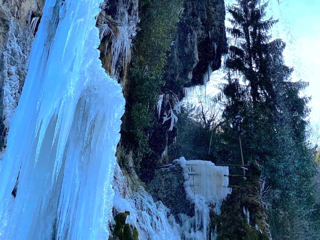 Le cascate ghiacciate alle grotte di Valganna