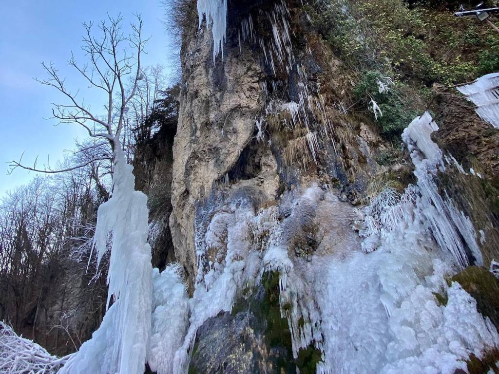 Le cascate ghiacciate alle grotte di Valganna