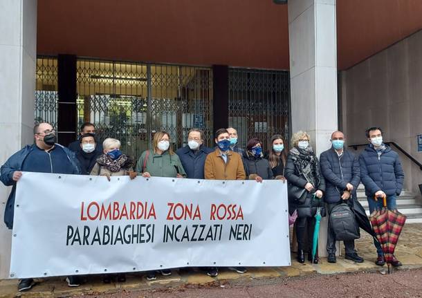 Parabiago, commercianti in piazza contro la "zona rossa"