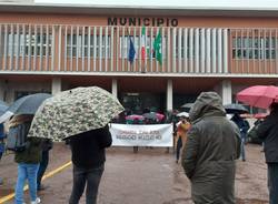 Parabiago, commercianti in piazza contro la "zona rossa"