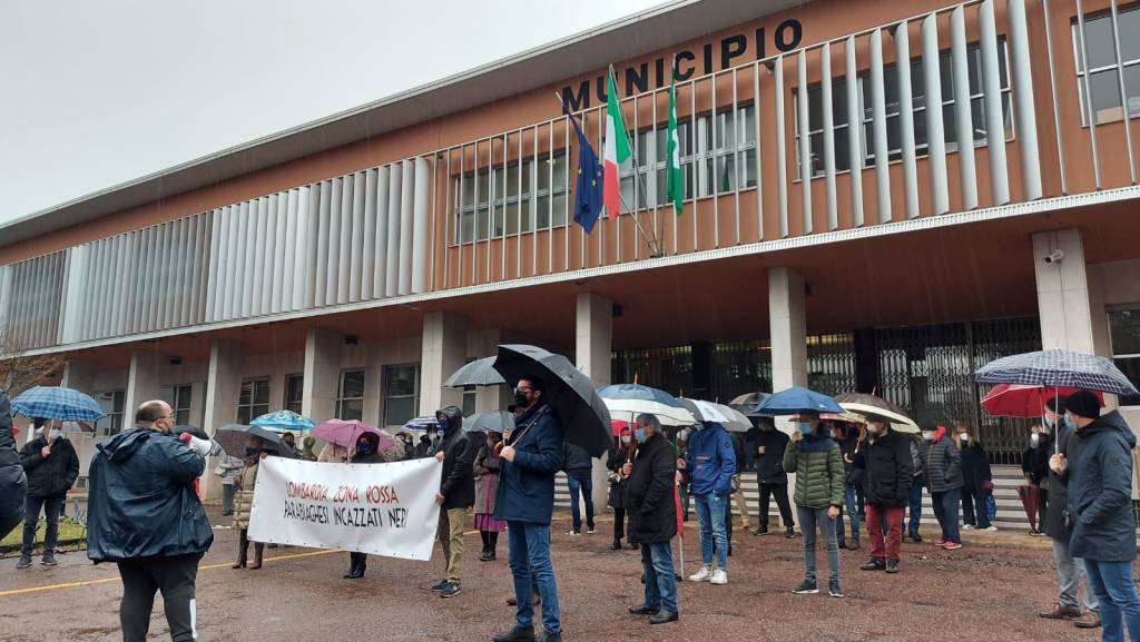 Parabiago, commercianti in piazza contro la "zona rossa"