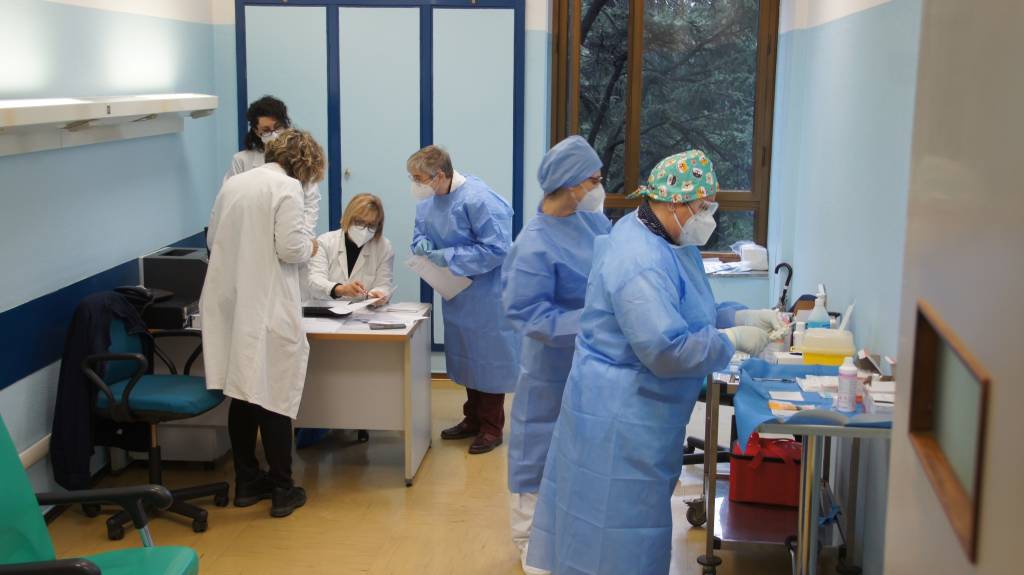 Primo giorno di vaccinazioni anti Covid-19 all'ospedale di Saronno