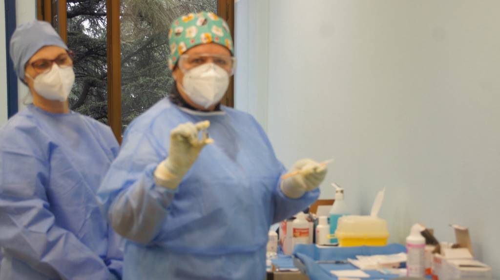 Primo giorno di vaccinazioni anti Covid-19 all'ospedale di Saronno