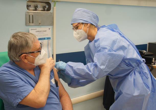 Primo giorno di vaccinazioni anti Covid-19 all'ospedale di Saronno