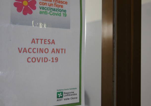 Primo giorno di vaccinazioni anti Covid-19 all'ospedale di Saronno