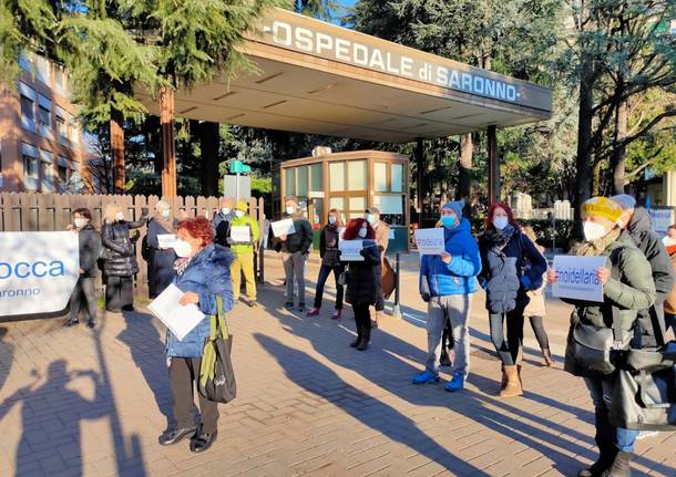 Saronno, il personale si riunisce davanti all'Ospedale e alza la voce