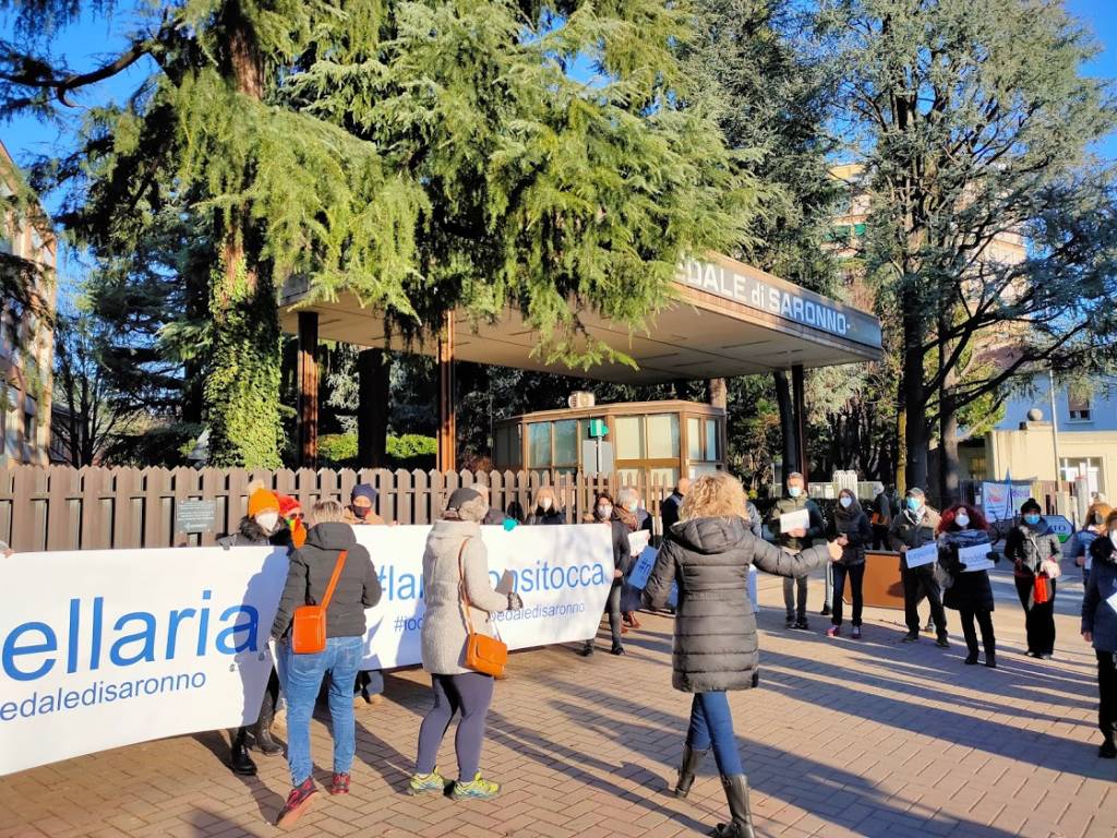 Saronno, il personale si riunisce davanti all'Ospedale e alza la voce