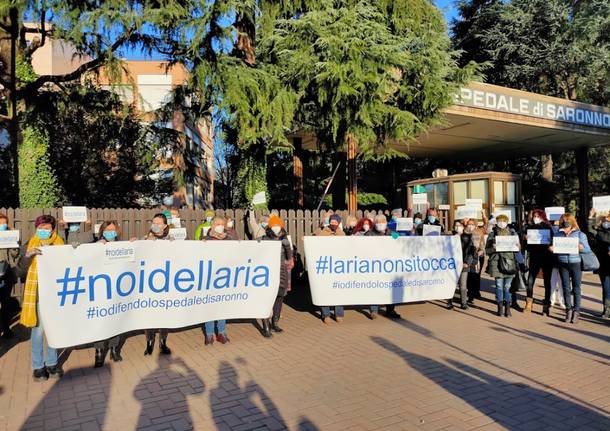 Saronno, il personale si riunisce davanti all'Ospedale e alza la voce