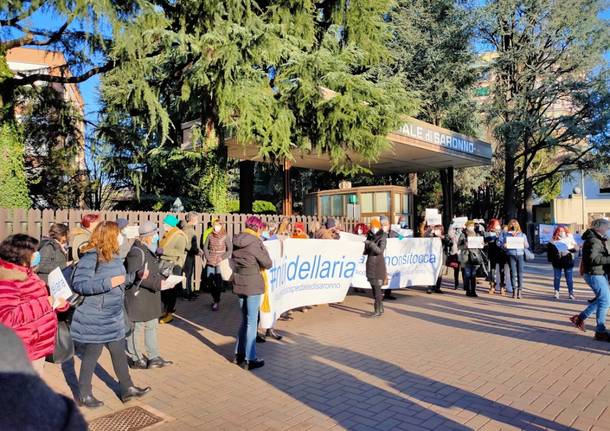 Saronno, il personale si riunisce davanti all'Ospedale e alza la voce