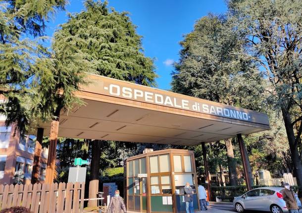 Saronno, il personale si riunisce davanti all'Ospedale e alza la voce