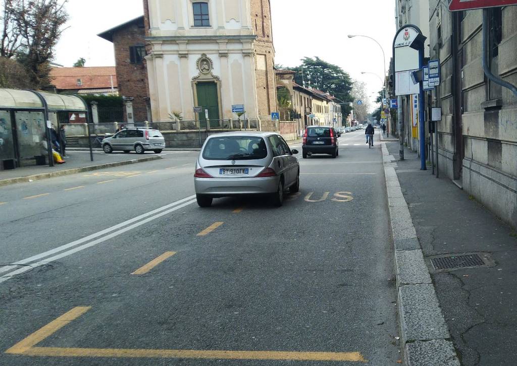 Studenti alle fermate dei bus di Legnano