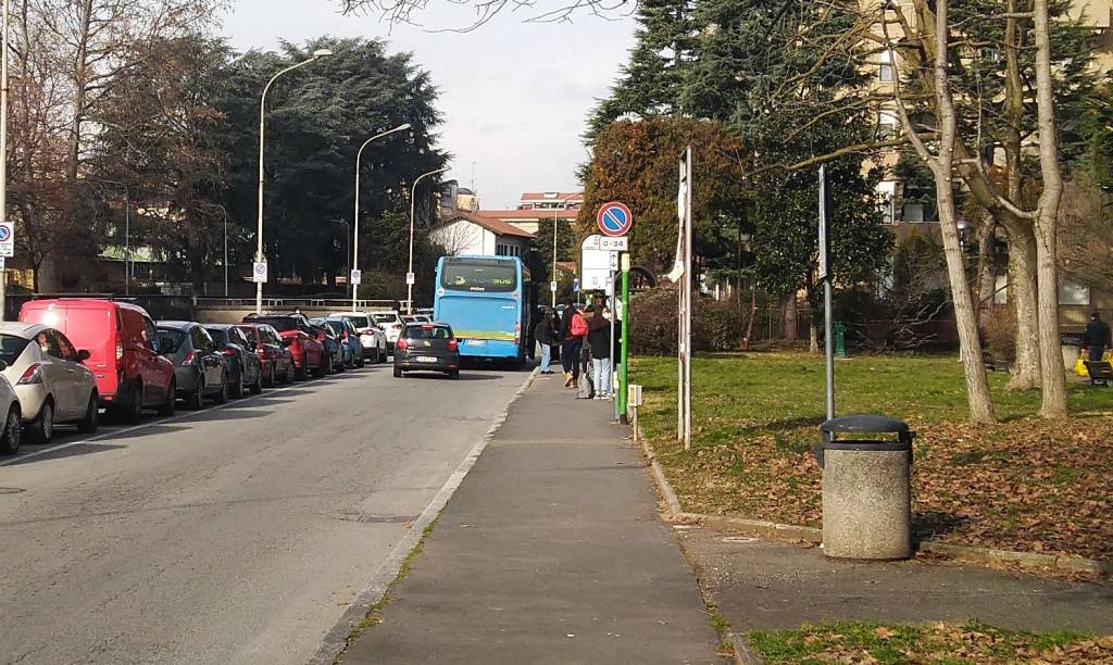 Studenti alle fermate dei bus di Legnano