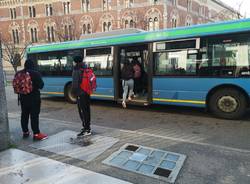 Studenti alle fermate dei bus di Legnano