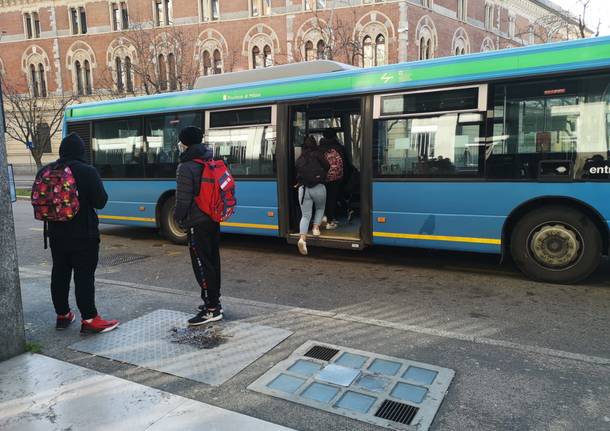 Studenti alle fermate dei bus di Legnano