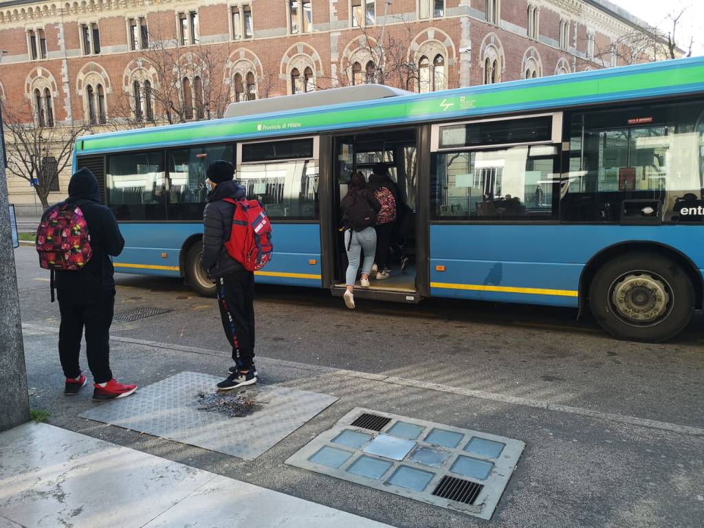 Studenti alle fermate dei bus di Legnano