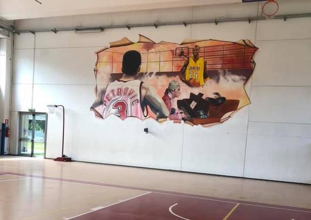 Uboldo, nella palestra “Giulio Galli” un murales nel ricordo di Kobe Bryant, Drazen Petrovic e Giulio