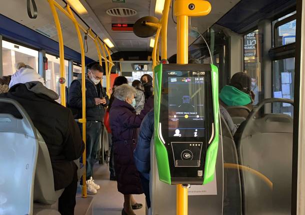 In bus alla scoperta della nuova macchina che convalida biglietti e abbonamenti a Varese