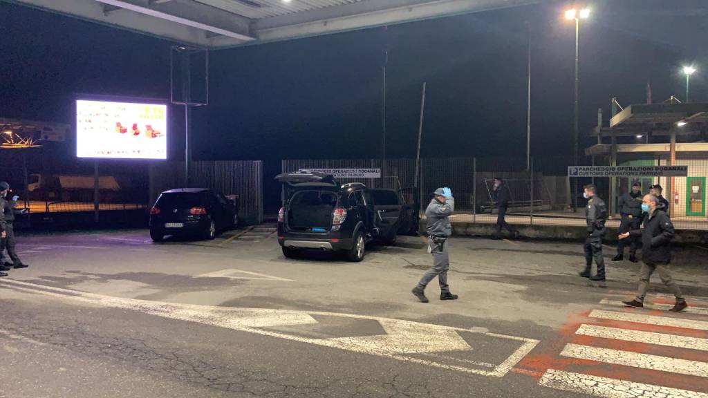 Allarme bomba al valico di Gaggiolo