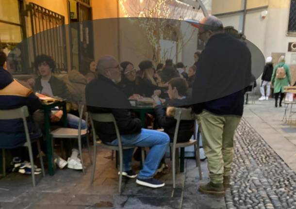 Assembramenti in via Cavallotti a Varese