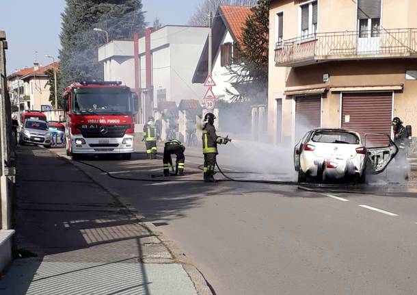 Auto in fiamme legnano